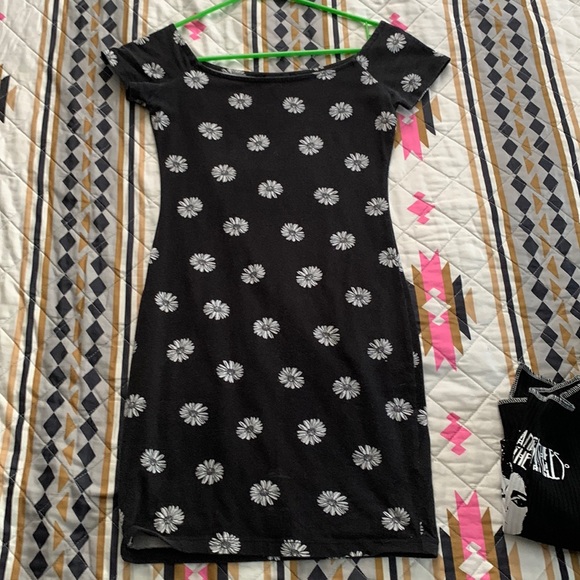 Forever 21 Dresses & Skirts - Off the shoulder white daisy dress